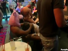 Enthousiasteling, Pijpbeurt, Sperma in mond, Groep, Handbeurt, Hardcore, Interraciaal, Masker