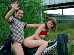 Gros cul, Blonde, Sucer une bite, Branlette thaïlandaise, Hard, Seins naturels, Dénudage, Adolescente