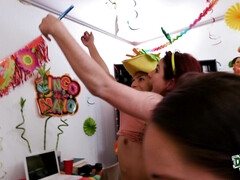 Américain, Sucer une bite, Dortoir, Embrassement, Seins naturels, Fête, Chatte, Nénés