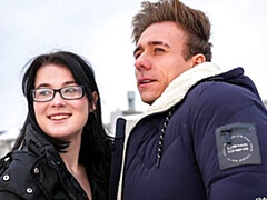 18 ans, Grosse bite, Sucer une bite, Brunette brune, En levrette, Seins naturels, Adolescente, Nénés