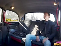 Leie, Blasen, Auto, Schwanz, Frau, Lecken, Muschi, Kurzes haar