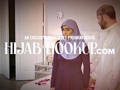 Grote lul, Pijpbeurt, Bruinharig, Aangekleed, Sperma shot, Gezichtspunt, Verleid, Tieten likken