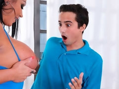 Grosser arsch, Grosse titten, Blasen, Hundestellung, Handjob, Milf, Entkleiden, Tätowierung