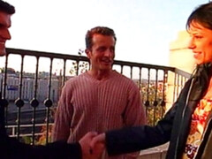 In den arsch, Arsch, Blasen, Braunhaarige, Behaart, Handjob, Mann mann frau, Flotter dreier