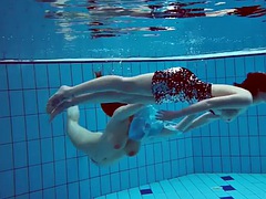 Fetisch, Lesbisch, Im freien, Pool, Öffentlich, Tätowierung, Jungendliche (18+), Unter wasser