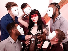 Grosser arsch, Blasen, Braunhaarige, Hundestellung, Doppelpenetration, Milf, Orgie, Tätowierung