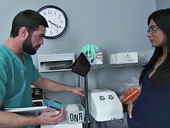 Asiatisch, Grosser schwanz, Grosse titten, Krankenschwester, Büro, Realität, Ablutschen, Titten