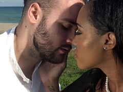 Gros seins, Brunette brune, Plantureuse, Tir de sperme, Noir ébène, Interracial, De plein air, Nénés