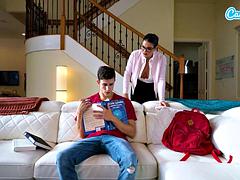 Grosser schwanz, Grosse titten, Blasen, Spermaladung, Masturbation, Reif, Stiefmutter, Netzkamera