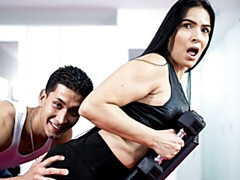 Grosser arsch, Grosser schwanz, Grosse titten, Blasen, Braunhaarige, Hundestellung, Sporthalle, Milf