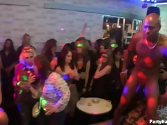 Leie, Grosser schwanz, Grosse titten, Schwanz, Frau, Absätze, Party, Ablutschen