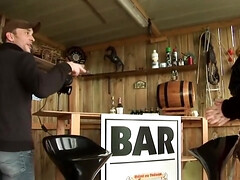 Guy trades his girlfriend for drinks - Telsev