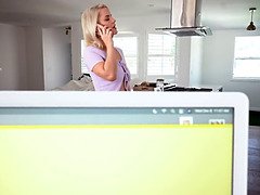 Grote lul, Grote mammen, Blond, Pijpbeurt, Oudere vrouw, Diep in de keel, Handbeurt, Schreeuwen