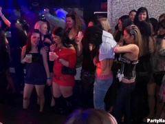 Leie, Grosse titten, Blondine, Frau, Lecken, Höschen, Party, Ablutschen