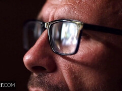 Grosser arsch, Grosse titten, Blasen, Hundestellung, Lingerie, Strümpfe, Flotter dreier, Titten