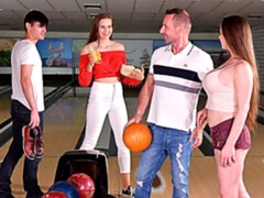 Gros cul, Gros seins, Sucer une bite, En levrette, Branlette thaïlandaise, Mère que j'aimerais baiser, Orgie, Nénés