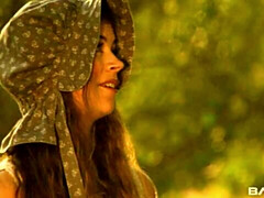 Gros cul, Grosse bite, Gros seins, Sucer une bite, Brunette brune, En levrette, De plein air, Nénés