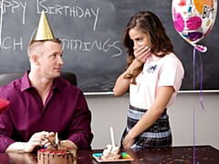 Grote kont, Grote lul, Bruinharig, Hondjeshouding, Natuurlijke tieten, Schoolmeisje, Tiener, Tieten likken