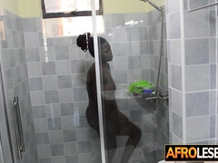 Amateur, Gros seins, Plantureuse, Gode, Petite amie, Lesbienne, Douche, Maigrichonne