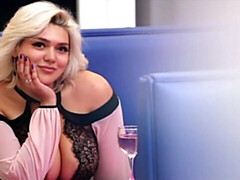 Enthousiasteling, Grote kont, Grote mammen, Blond, Vingeren, Kort haar, Alleen, Strippen