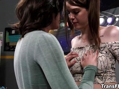 Большие сиськи, Минет, Брюнетки, Семяизвержение, Поцелуи, Натуральные сиськи, Бритые, Трансы