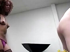 Noire, Sucer une bite, Tir de sperme, Noir ébène, Hard, Léchez, Rasée, Maigrichonne