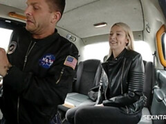 Leie, Grosser arsch, Blondine, Auto, Hundestellung, Hardcore, Masturbation, Titten