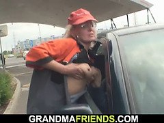 Blasen, Geile alte tussi, Kehlenfick, Reif, Milf, Realität, Stiefmutter, Flotter dreier