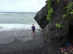 Bella Rose lets you finger her in the car POV style