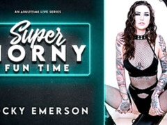 Brillen, Handbeurt, Ondergoed, Masturbatie, Tatoeage, Tieten likken, Speelgoed, Webcamera