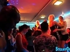 Enthousiasteling, Naakte man aangeklede vrouw, Groepseks, Groep, Hd, Interraciaal, Openbaar, Realiteit