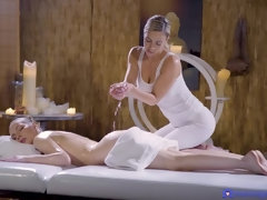 Brunette brune, Européenne, Massage, Huilée, Piercing, Chatte, Tatouage, Nénés