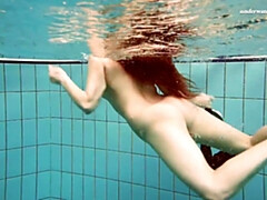 Голышом, На природе, Бассейн, Киски, Русские, Душ, Сестра, Под водой