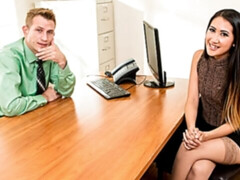 Asiatisch, Blasen, Hundestellung, Lecken, Büro, Zierlich, Strümpfe, Titten