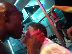 Bekleidet, Puppe, Interrassisch, Lecken, Pornostars, Ablutschen, Swingers, Flotter dreier