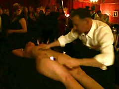 Grosser arsch, Blondine, Doppelpenetration, Fingern, Faustfick, Gruppe, Hd, Interrassisch