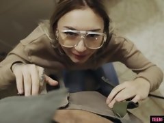 Blondine, Blasen, Brille, Behaart, Handjob, Natürlichen titten, Tätowierung, Jungendliche (18+)