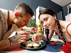 18 ans, Gros cul, Grosse bite, Sucer une bite, En levrette, Seins naturels, Adolescente, Nénés