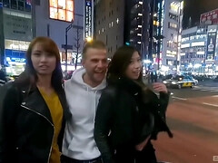 Азиатки, Большой член, Большие сиськи, Грудастые, Натуральные сиськи, Сквиртинг, Втроем, Сиськи