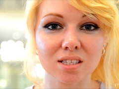 Крупный план, Танцы, Фетиш, Мастурбация, Оргазм, На публике, Соло, Под юбкой