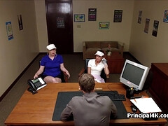 18 jahre, Leie, Blasen, Hardcore, Lingerie, Büro, Realität, Flotter dreier