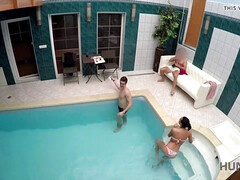 18 ans, Amateur, En gros plan de très près, Cocu, Européenne, Hd, Piscine, Adolescente