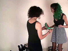 Morena, Pies, Tacones, Italiano, Lesbiana, Al aire libre, Pantaletas, Público