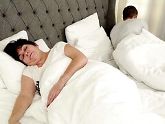 18 ans, Nana, Grosse bite, En levrette, Mamie, Mature, Cheveux courts, Suçant