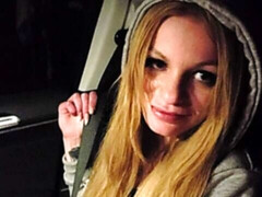 Enthousiasteling, Blond, Auto, Sperma in mond, Sperma shot, Likken, Buiten, Tatoeage