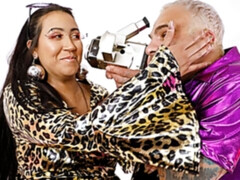 Enthousiasteling, Slaapkamer, Grote lul, Pijpbeurt, Bruinharig, Latijnse vrouw, Moeder die ik wil neuken, Tatoeage