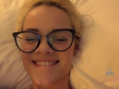 Blondine, Blasen, Aufs gesicht abspritzen, Füsse, Fussjob, Freundin, Rasiert, Titten