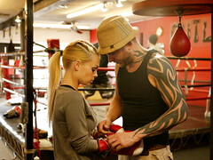 Leie, Blondine, Kehlenfick, Sporthalle, Dürr