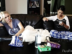 Gros seins, Lesbienne, Léchez, Lingerie, Masturbation, Rasée, Dénudage, Jouets