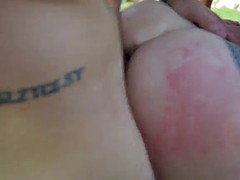 In den arsch, Grosse titten, Bikini, Braunhaarige, Hardcore, Im freien, Tätowierung, Flotter dreier